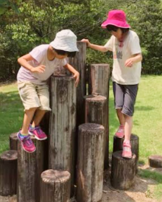 2人の女の子が遊んでいる様子