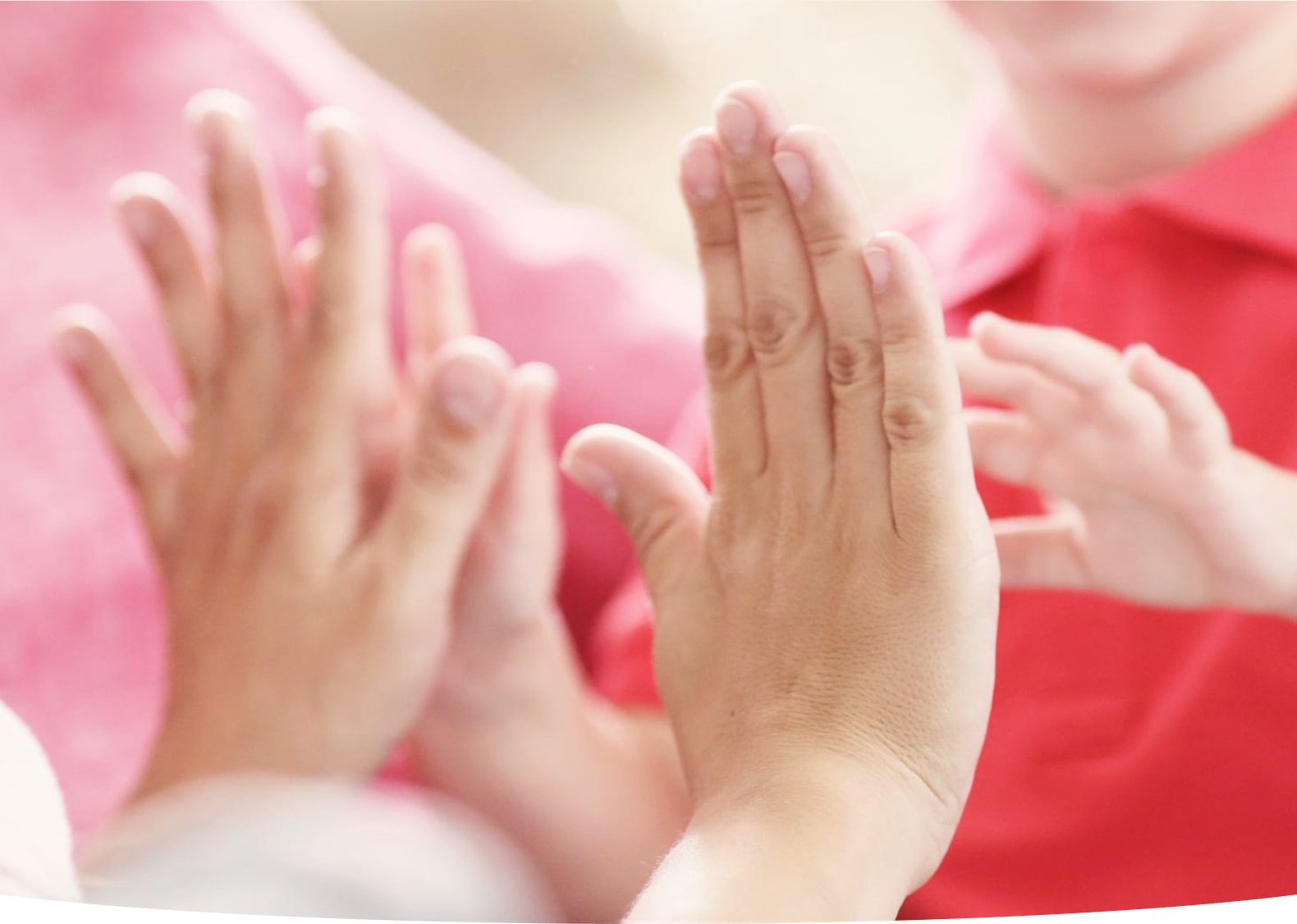 大人と子供が手を合わせている様子